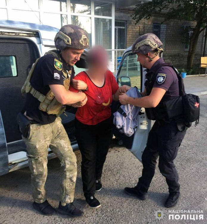 Поліцейські розвезли мешканцям Авдіївки ліки та доставили поранену жінку до лікарні