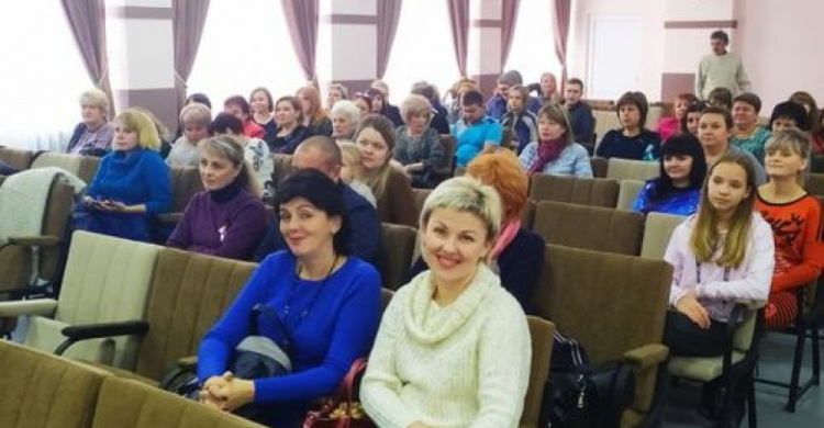  Теплые слова, благодарности и концерт: в Авдеевке поздравили работников соцсферы (ФОТО)