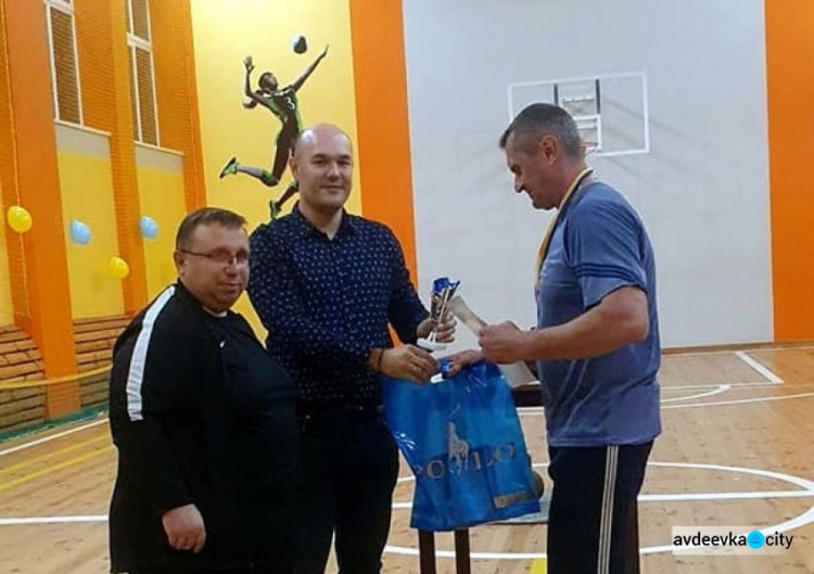 Ко Дню защитника Украины в Авдеевке провели соревнования по армреслингу и гиревому спорту