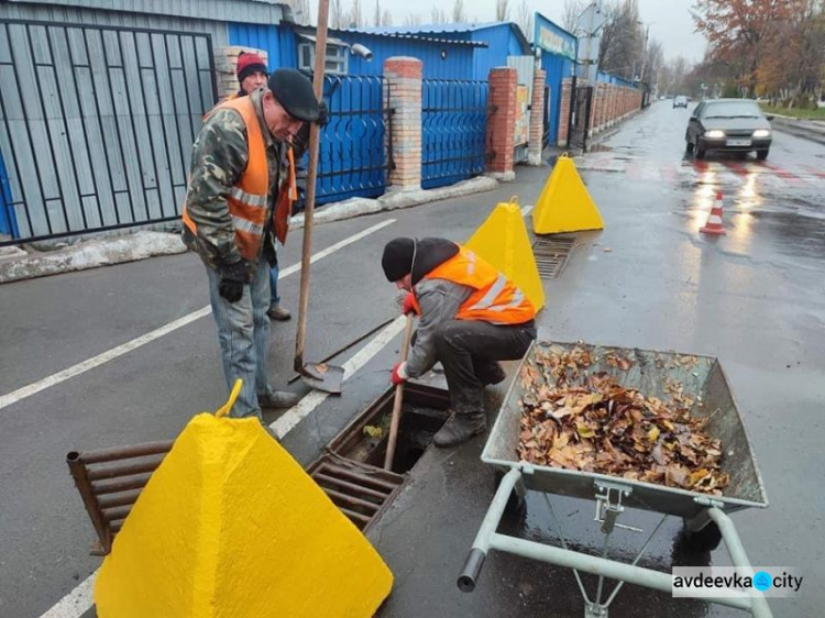 Авдіївські комунальники провели очищення зливової каналізації (ФОТОФАКТ)