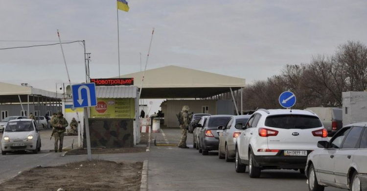 Через КПВВ «Новотроицкое» на неподконтрольный Донбасс пропустили «гуманитарные грузовики»