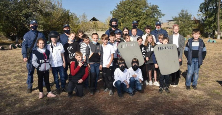 Взвод быстрого реагирования  поздравил авдеевских школьников с Днем защитника Украины