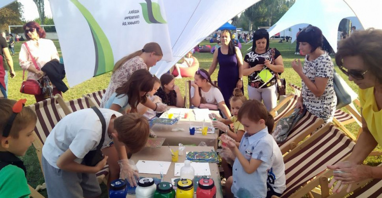 В Авдіївці молодіжний фестиваль об'єднав тисячі городян в бажанні робити українське разом (ВІДЕО)