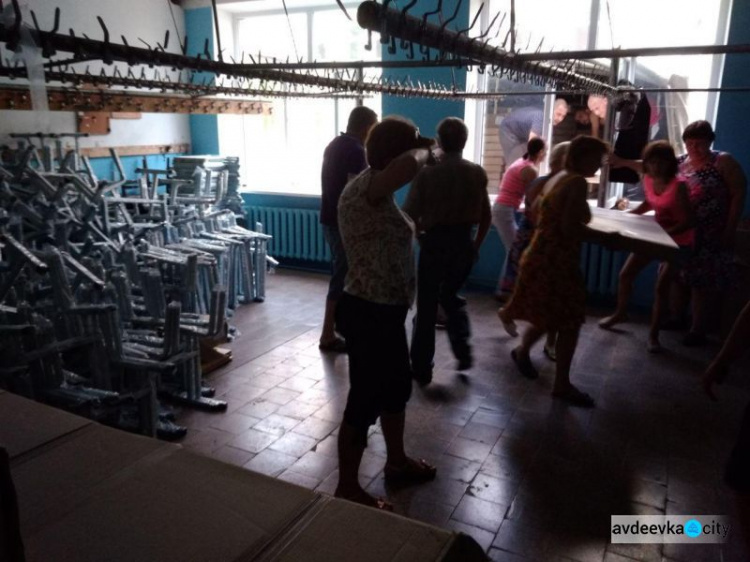 Рука помощи от Беларуси: авдеевская школа получила мебель (ФОТО)