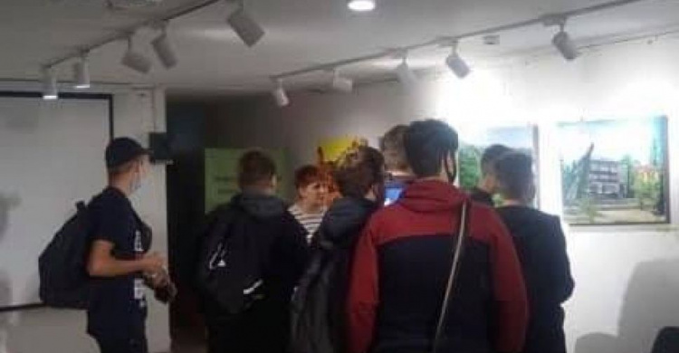 Учащиеся авдеевского ПТУ посетили выставку «Пейзажи, созданные  любовью»