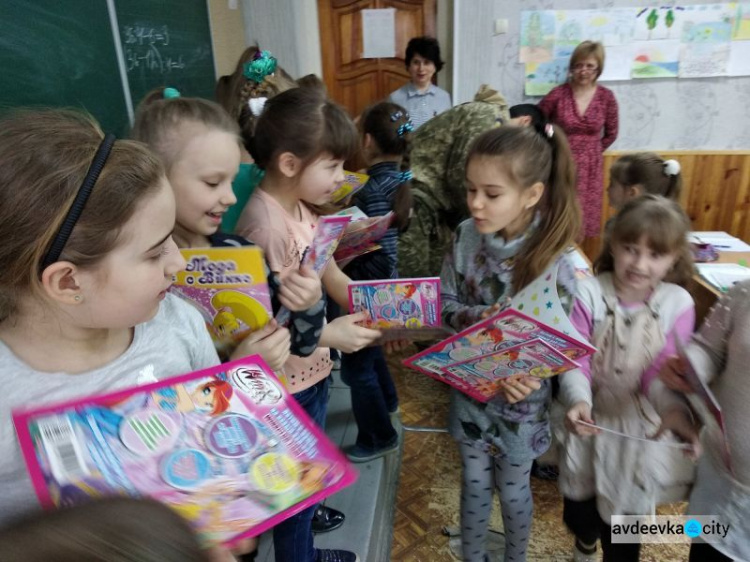 Авдеевские «симики» доставили подарки в детсады и школы (ФОТО)