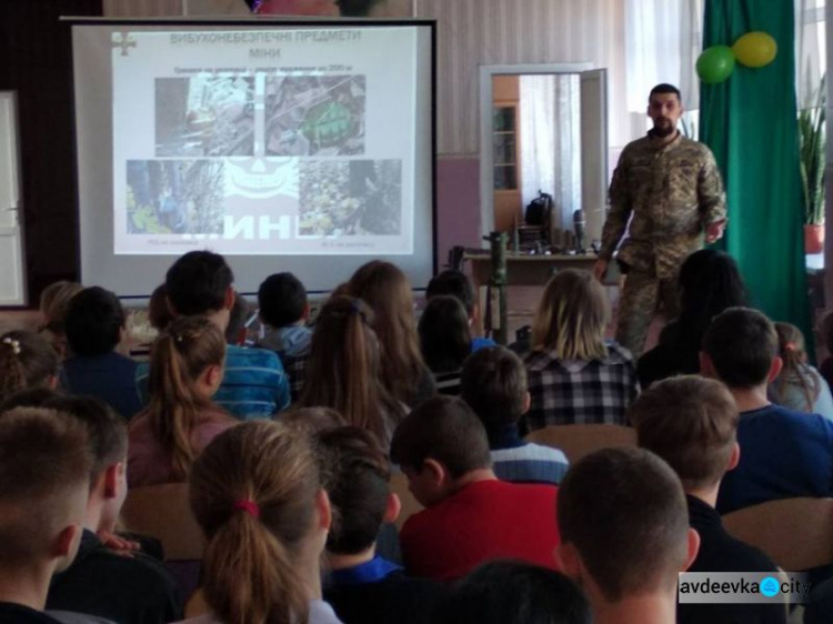 Авдеевские "симики" доставили детям в прифронтовых районах книги и рассказали об опасности мин (ФОТО)