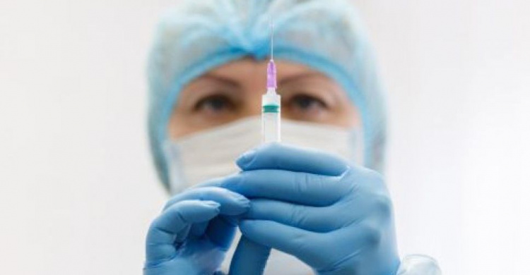 В Украине второй дозой вакцины от COVID привили уже 130 человек