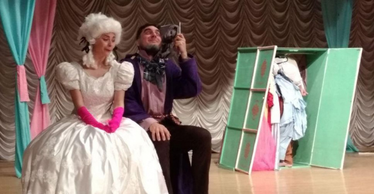 Киевские театралы показали в Авдеевке оригинальную постановку (ФОТО)