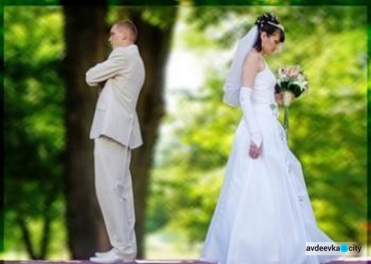 В Авдеевке зарегистрировано равное количество браков и разводов