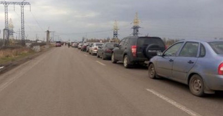700 авто встретили утро в очередях у донбасских пунктов пропуска