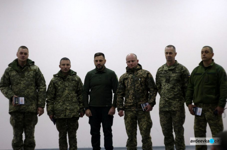 Украинским защитникам вручили медали "За оборону Авдеевки"