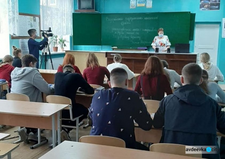 В Авдеевке школьники и учителя написали Всеукраинский радиодиктант единства.