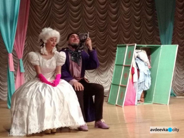 Киевские театралы показали в Авдеевке оригинальную постановку (ФОТО)