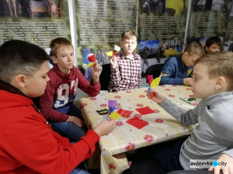 Детвора в Авдеевке творила  "Цветы свободы" (ФОТО)