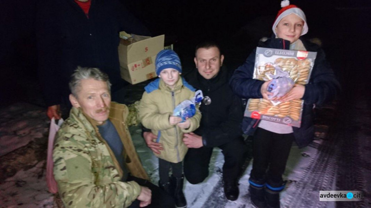 Волонтеры из Львова привезли в Авдеевку новогодние подарки для детей из многодетных семей