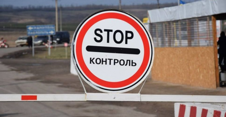 У линии разграничения на Донбассе задержали два авто и взяткодателей