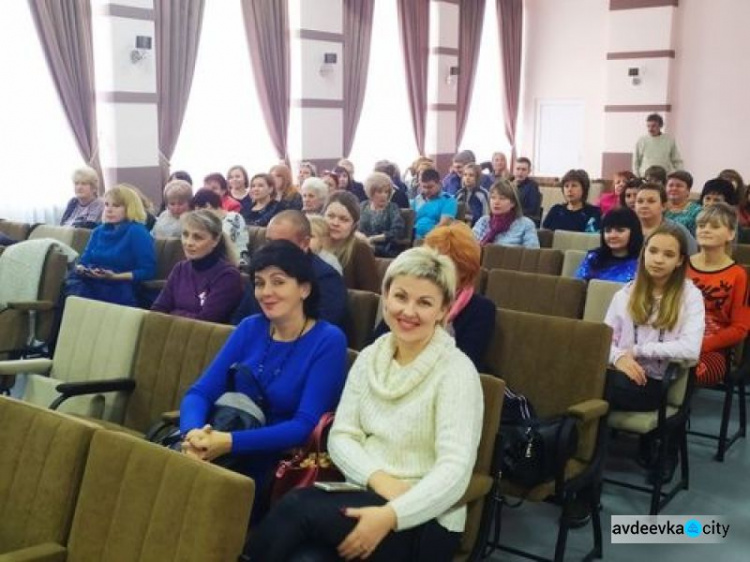  Теплые слова, благодарности и концерт: в Авдеевке поздравили работников соцсферы (ФОТО)