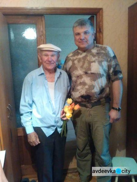 В Авдеевке ветеранам вручали цветы и часы (ФОТО)