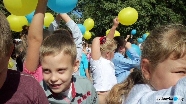 Школьники из Авдеевки выстроились в виде голубя в честь Дня мира (ФОТО)