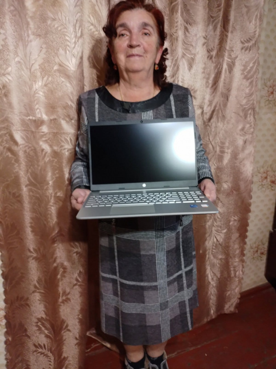Педагогічні працівники Авдіївки отримали ноутбуки для роботи