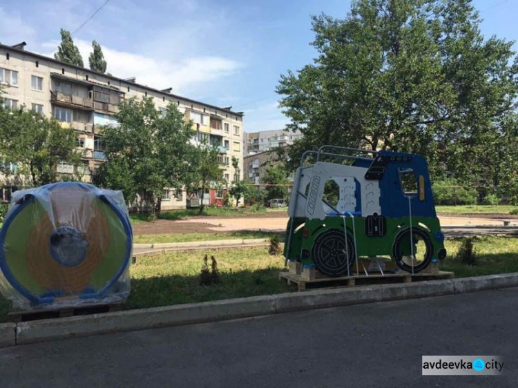 На новой детской площадке от Метинвеста приступили к установке игрового оборудования (ФОТОФАКТ)