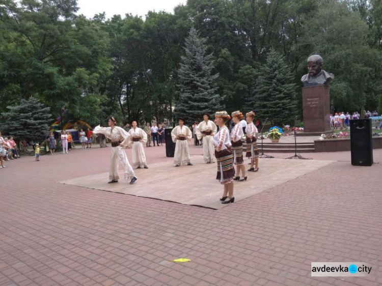 Прифронтовая Авдеевка ярко отмечает День Конституции Украины: ФОТОРЕПОРТАЖ