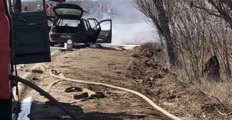 Под Авдеевкой сгорел автомобиль Volkswagen Golf (ВИДЕО)