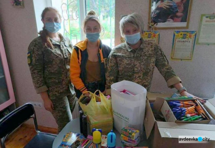 Военнослужащие Сумщины собрали для детей-сирот из Авдеевки школьные принадлежности