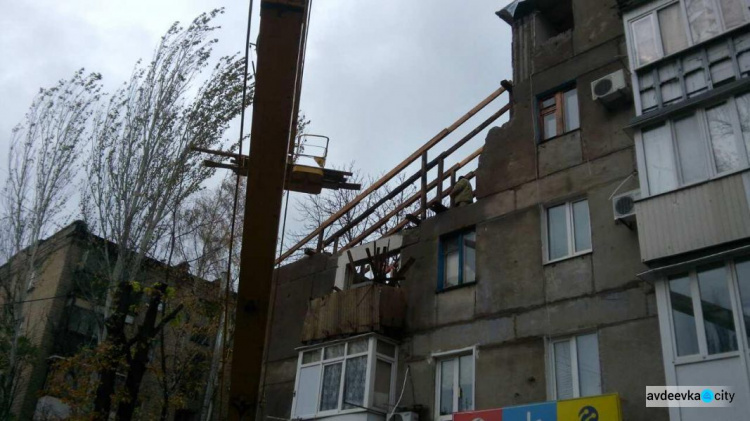 В Авдеевке восстанавливают многоэтажку, пострадавшую от обстрела (ФОТО)
