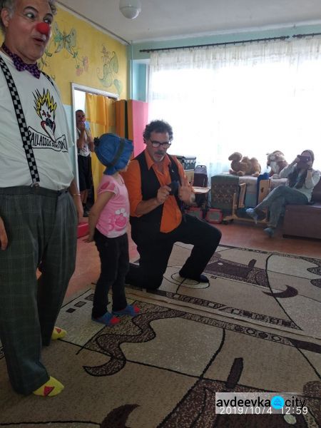 "Клоуны без границ" прибыли в прифронтовую Авдеевку (ФОТО)