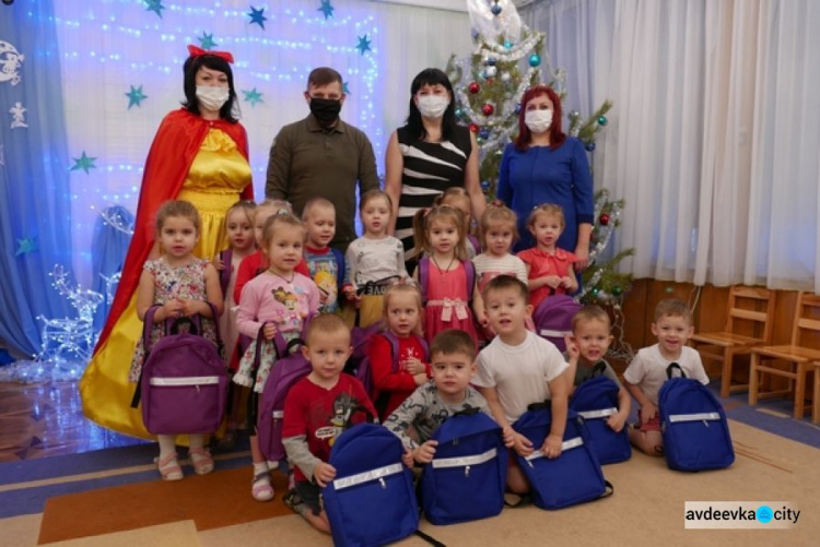 В Авдеевке дети получили от ДонОГА подарки к Новому году