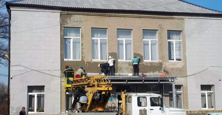 В старой части Авдеевки обновляют фасад одной из школ (ФОТОФАКТ)