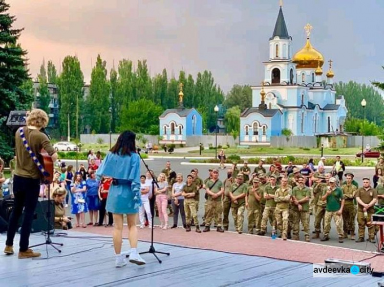 В Авдіївці Злата Огнєвіч заспівала для захисників України (ФОТО+ВІДЕО)