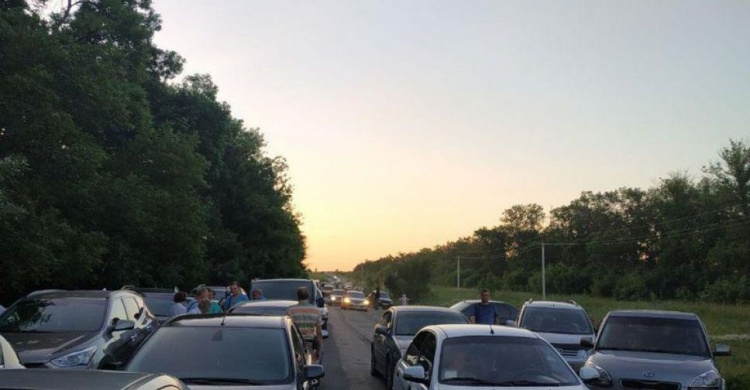 На Донетчине более 200 автомобилей скопились утром в очередях на КПВВ