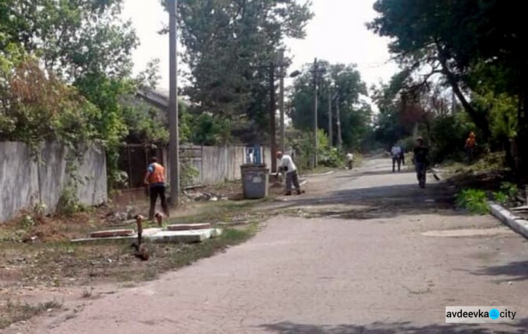 Коммунальщики Авдеевки в "чистый четверг" навели порядок на одной из улиц в старой части города (ФОТО)