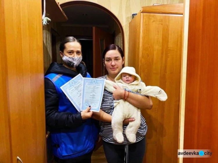 Сотрудники «Пролиски» помогли одинокой матери оформить документы для детей