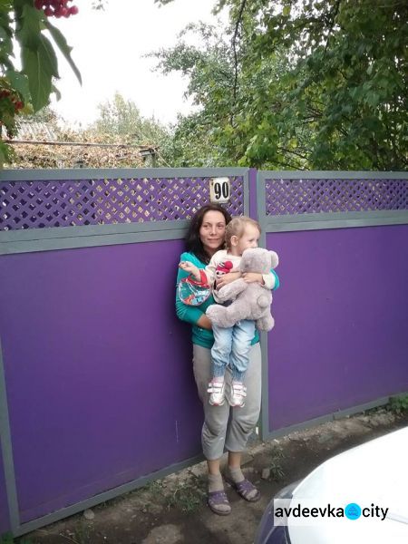 Маме троих детей из Авдеевки помогли после обстрелов: фоторепортаж