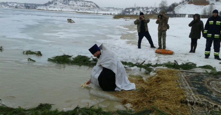 Фоторепортаж с Крещения в Авдеевке: Жители и гости города массово ныряют в прорубь