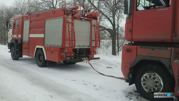 Автобус и грузовики стали заложниками ледяных ловушек Донетчины (ФОТО + ВИДЕО)