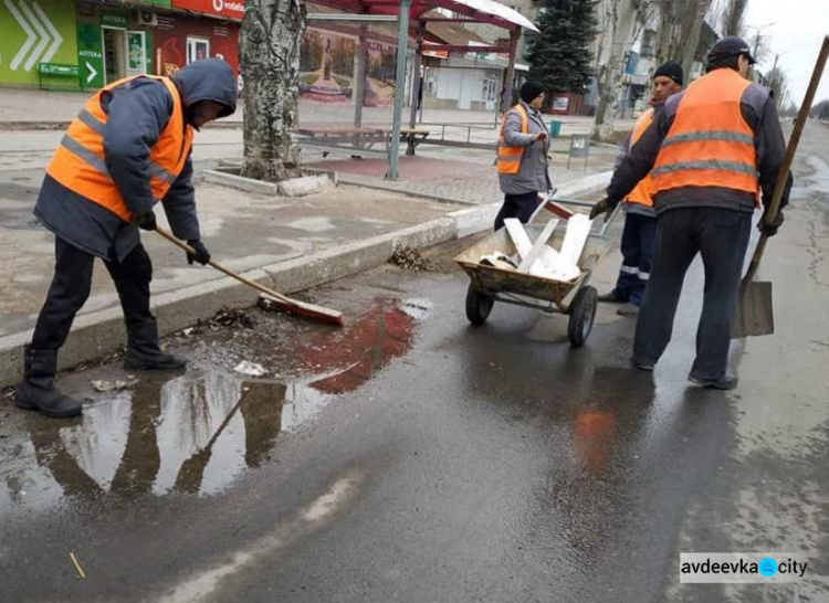 Комунальники Авдіївки продовжуть прибирати місто після обстрілів (ФОТОФАКТ)