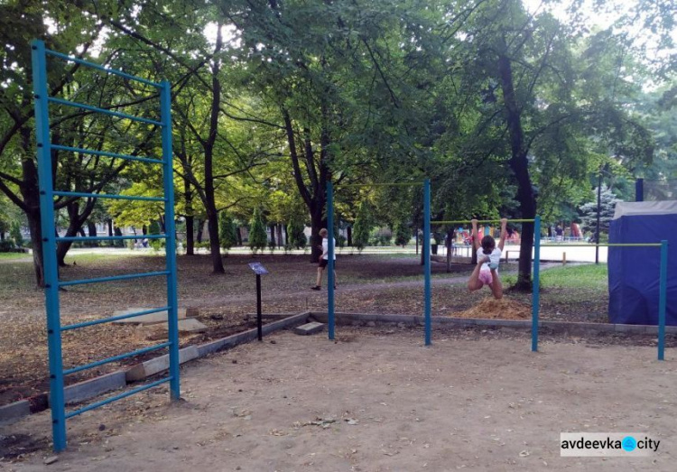 В Авдеевке приступили к оборудованию спортивной площадки с QR-кодами (ФОТОФАКТ)