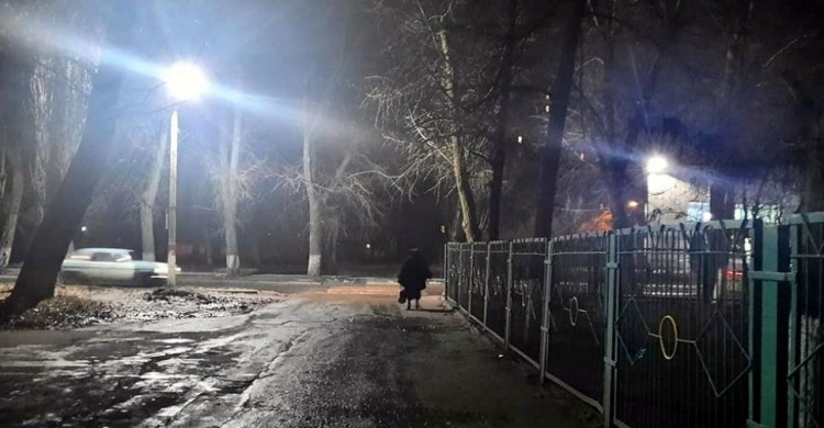 В Авдеевке коммунальщики установили дополнительные фонари уличного освещения возле социальных объектов (ФОТОФАКТ)