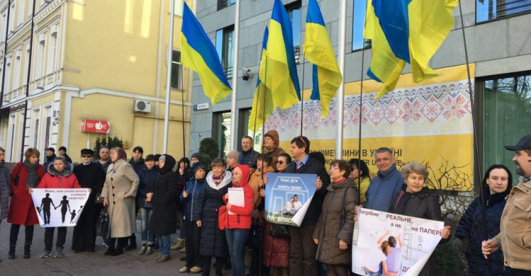 Мнение: Не все украинские чиновники заинтересованы в прозрачном выделении средств для переселенцев