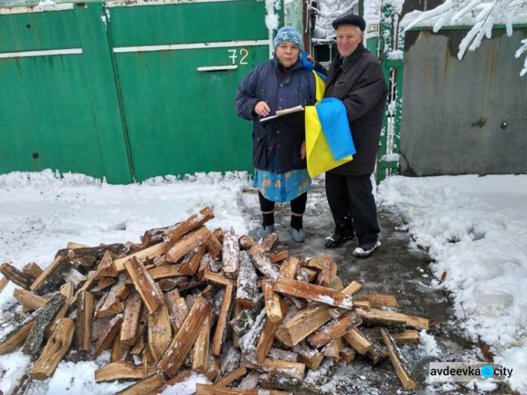 В Авдеевке нуждающимся раздали дрова (ФОТО)