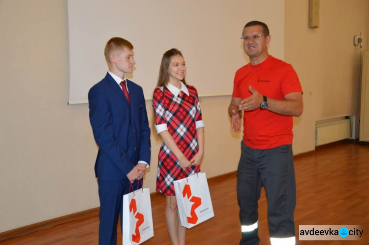 Авдеевских медалистов поздравили с окончанием учебы (ФОТО)