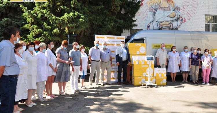 Славянск получил три современных аппарата ИВЛ от Фонда Рината Ахметова