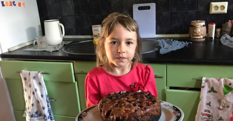 Девочка, оставшаяся сиротой после обстрела Авдеевки, перебралась в Славянск (ФОТО)