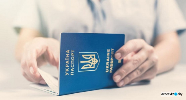 Бумажные паспорта переводить в “цифру” не будут