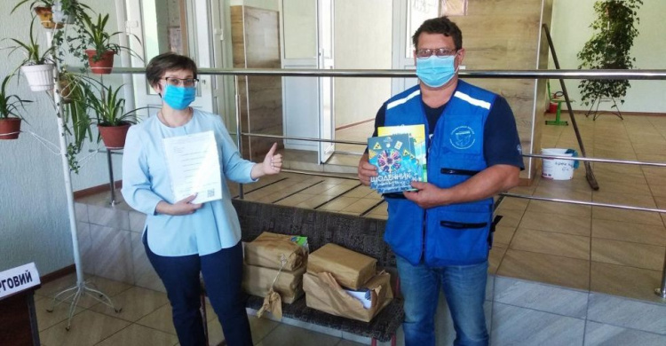 Команда гуманітарного центру "Проліска-Авдіівка" роздала школярам матеріали про мінну безпеку